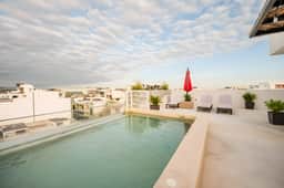 Modern Studio w/Rooftop Pool-Walk to Beach+5th ave