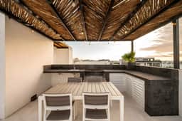 Modern Studio w/Rooftop Pool-Walk to Beach+5th ave