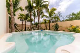 Designer  2 BD w/ Balcony, Gym, Rooftop Pool + Jacuzzi