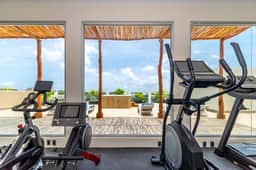 Elegant  Penthouse w/ Balcony, Gym, Rooftop Pool, Jacuzzi
