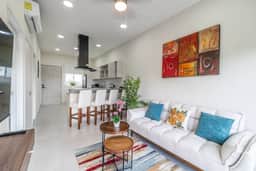 Stylish 2 BR Condo w/Balcony, Rooftop Pool, Jacuzzi