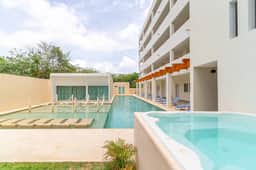 Stylish 2 BR Condo w/Balcony, Rooftop Pool, Jacuzzi