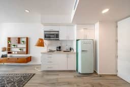 Modern 1BR w/Rooftop Pool-Walk to Beach & 5th Ave
