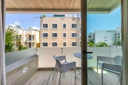 Modern 1BR w/Rooftop Pool-Walk to Beach & 5th Ave
