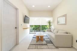 Modern 2 BD Suite w/ Balcony, Rooftop Pool, Jacuzzi, Gym