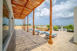 Designer  2 BD w/ Balcony, Gym, Rooftop Pool + Jacuzzi