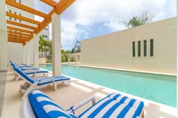 2 BD Suite w/ Balcony, Gym + Rooftop Pool