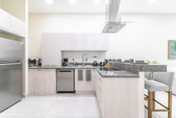 2 BD Suite w/ Balcony, Gym + Rooftop Pool