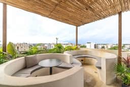Stylish Studio w/ Rooftop Pool +Walk to Beach, 5th Ave