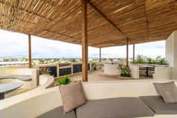 Stylish Studio w/ Rooftop Pool +Walk to Beach, 5th Ave