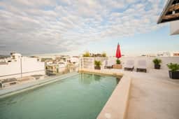 1 Bedroom Apt w/Rooftop Pool-Walk to Beach+5th ave
