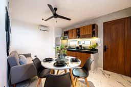 1 Bedroom Apt w/Rooftop Pool-Walk to Beach+5th ave