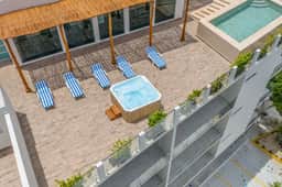 Modern  2 BD Suite w/ Balcony, Gym, Rooftop Pool, Jacuzzi