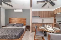 King Studio w/ Private Balcony + Rooftop Pool, Gym