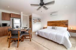 King Suite w/ Balcony, Gym + Rooftop Pool