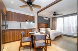 King Studio w/ Private Balcony, Gym + Rooftop Pool
