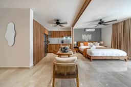 King Studio w Private Balcony  Rooftop Pool & Gym