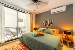 King Studio w/ Private Balcony, Rooftop Pool + 2 Bikes