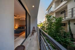 Lux Studio w/ Rooftop Pool, Gym + Private Balcony