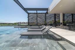 Lux 2BR w/ Rooftop Pool, Close to Beach