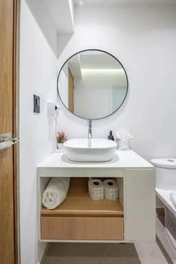 Stylish 1BR | Gym, Rooftop Pool & Lounge w/Parking - Image 4