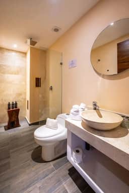 Stylish 2BR Condo, Hot Tub, Gym & Rooftop Pool - Image 4