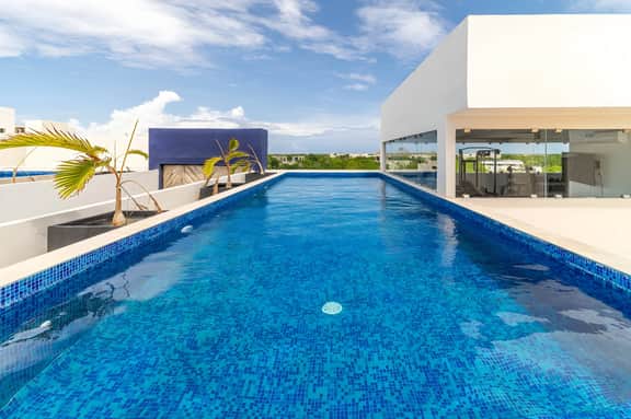 1 BD w/ Balcony, Gym, Pool View