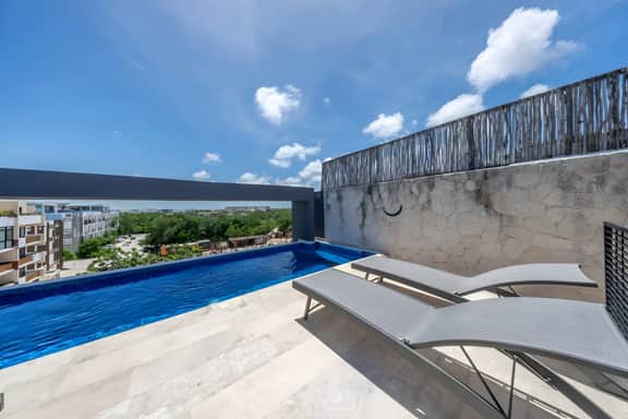 Modern 2-Level Condo w/Rooftop Pool -Sleeps 4
