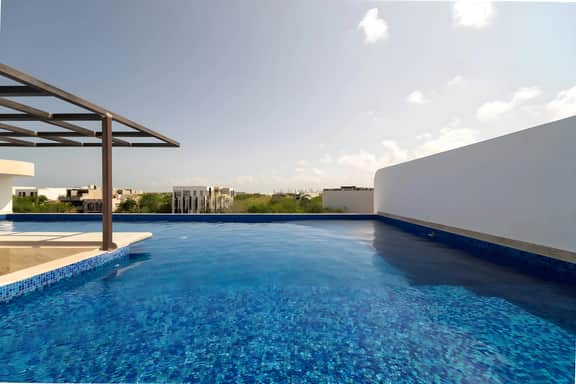 Lux Studio w/ Rooftop Pool, Gym + Private Balcony