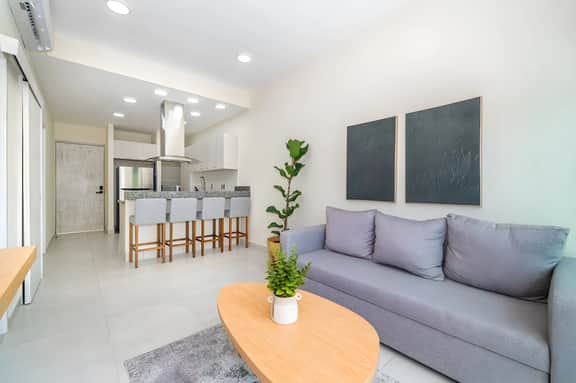 Modern  2 BD Suite w/ Balcony, Gym, Rooftop Pool + Jacuzzi