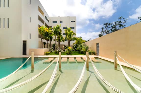 Modern  2 BD Suite w/ Balcony, Gym, Rooftop Pool + Jacuzzi