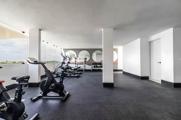 King Studio w Private Balcony  Rooftop Pool & Gym