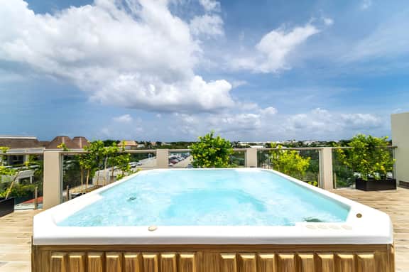 Elegant  Penthouse w/ Balcony, Gym, Rooftop Pool, Jacuzzi
