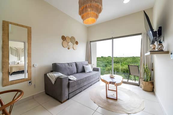 Elegant  Penthouse w/ Balcony, Gym, Rooftop Pool, Jacuzzi