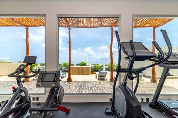 Elegant  Penthouse w/ Balcony, Gym, Rooftop Pool, Jacuzzi