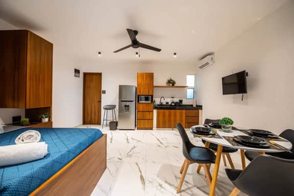 Stylish Studio w/ Rooftop Pool, Walk to Beach +5th