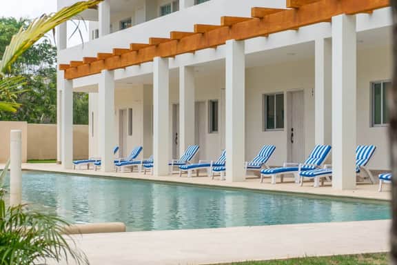 Stylish 2 BR Condo w/Balcony, Rooftop Pool, Jacuzzi