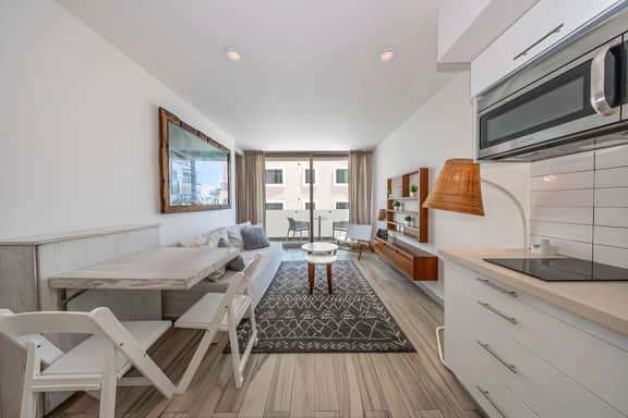 Modern 1BR w/Rooftop Pool-Walk to Beach & 5th Ave