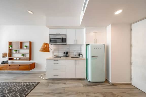 Modern 1BR w/Rooftop Pool-Walk to Beach & 5th Ave