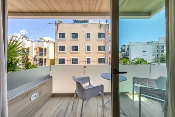 Modern 1BR w/Rooftop Pool-Walk to Beach & 5th Ave