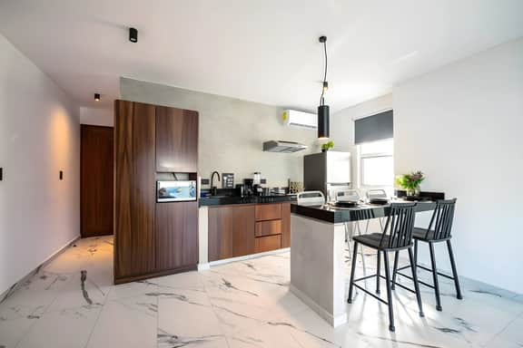 Modern Studio w/Rooftop Pool-Walk to Beach+5th ave