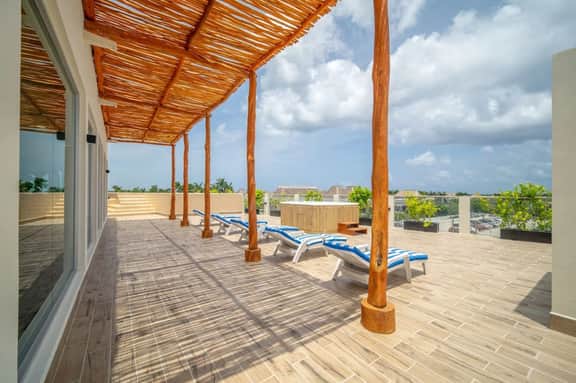 Modern 2 BD Suite w/ Balcony, Rooftop Pool, Jacuzzi, Gym