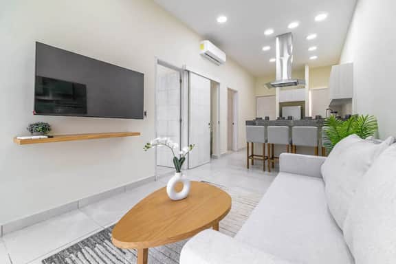 2 BD Suite w/ Balcony, Gym + Rooftop Pool