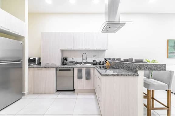 2 BD Suite w/ Balcony, Gym + Rooftop Pool