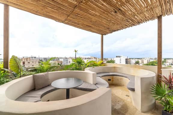 Stylish Studio w/ Rooftop Pool +Walk to Beach, 5th Ave