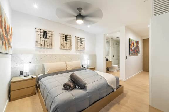 Stylish Studio w/ Rooftop Pool +Walk to Beach, 5th Ave