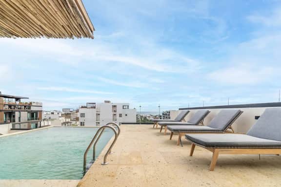 Stylish Studio w/ Rooftop Pool +Walk to Beach, 5th Ave