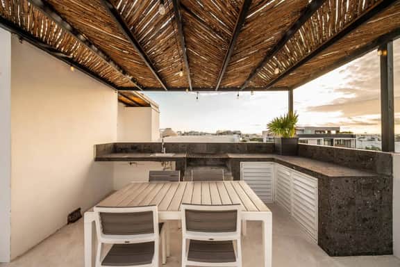1 Bedroom Apt w/Rooftop Pool-Walk to Beach+5th ave