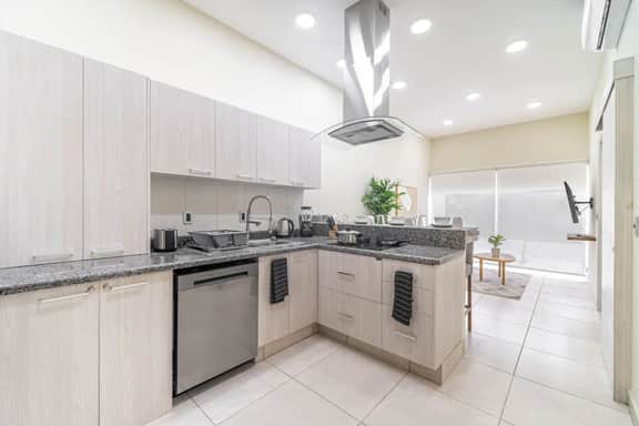 Modern  2 BD Suite w/ Balcony, Gym, Rooftop Pool, Jacuzzi