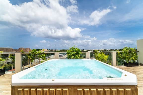 Modern  2 BD Suite w/ Balcony, Gym, Rooftop Pool, Jacuzzi
